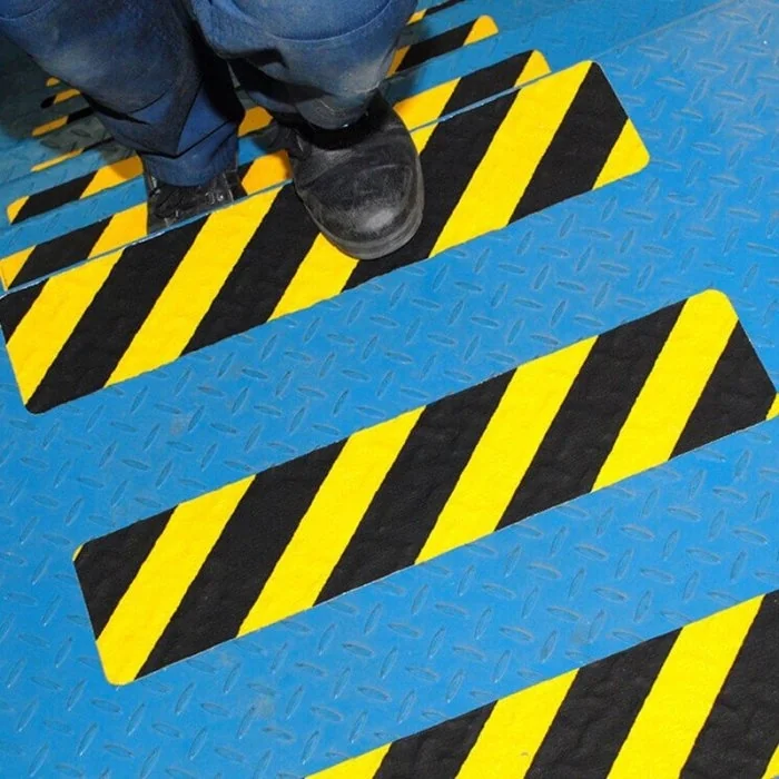 Banda Antiderapanta Pentru Forme Neregulate Lungime 18.3 m, Latime 50 mm, Culoare Negru, Buc / Pachet 10-Benzi Adezive Antial...