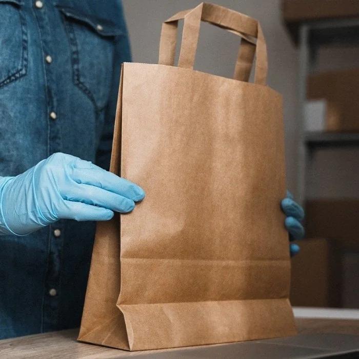 Pungi Hartie Cu Maner Plat, Hartie Kraft Natur 70g/mp Dimensiuni cm (L × l × h) 40 X 18 X 30, Tip Maner Flat, Material Hartie...